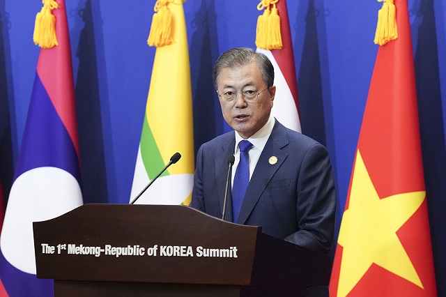 ▲ 문재인 대통령이 27일 오전 부산 벡스코에서 한ㆍ메콩 공동언론발표를 하고 있다. ⓒ청와대