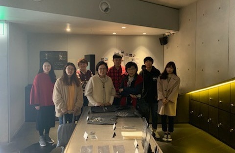 ▲ 경희사이버대 장애학생지원센터가 진행한 ‘어둠 속의 대화’ 프로그램에 참여한 재학생들 모습. ⓒ경희사이버대