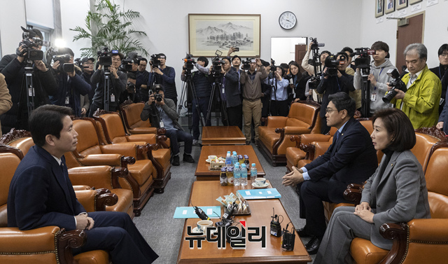 ▲ 이인영 더불어민주당, 나경원 자유한국당, 오신환 바른미래당 원내대표가 27일 오후 국회에서 패스트트랙에 오른 선거제 개혁안과 검찰 개혁안, 민생 법안 처리 방안 논의를 위해 회동을 하고 있다. ⓒ이종현 기자