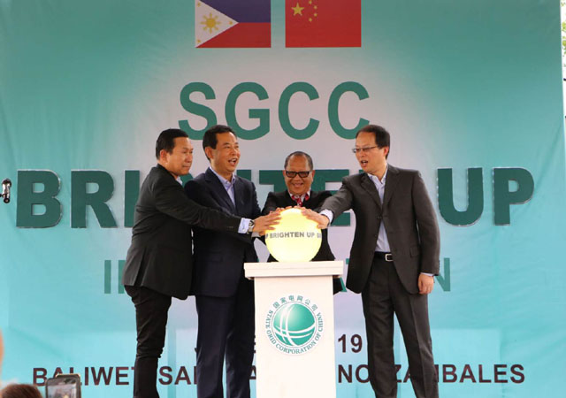 ▲ 중국 국영 SGCC가 지난 7월 필리핀에서 태양광 발전소 착공 기념식을 갖는 모습. ⓒ필리핀 주재 중국대사관 공개사진.