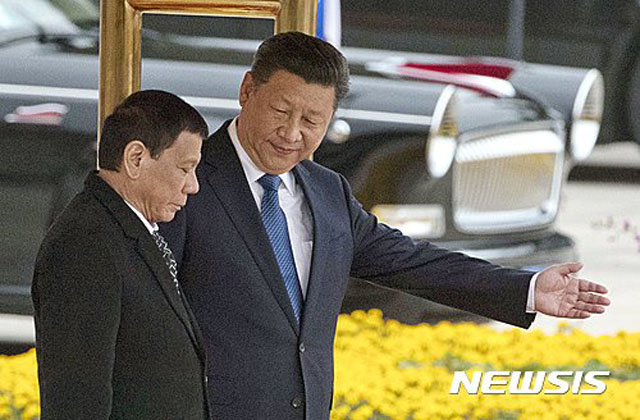 ▲ 2016년 10월 중국 베이징을 찾은 로드리고 두테르테 필리핀 대통령과 시진핑 중국 국가주석. ⓒ뉴시스 AP. 무단전재 및 재배포 금지.