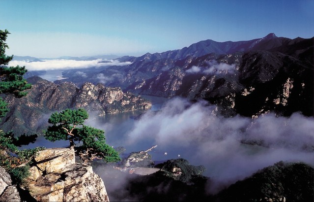 ▲ 단양팔경 중 5경인 구담봉(왼쪽). 물속에 거북을 닮은 바위가 있다는 전설에 따라 붙여진 이름이다.ⓒ단양군