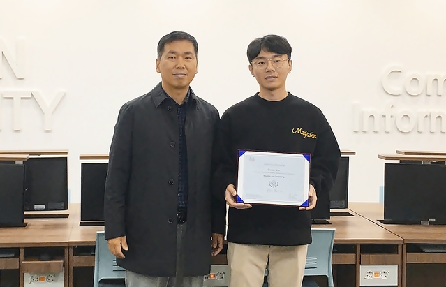 ▲ (사진 왼쪽부터)김동신 지도교수와 손기원 학생이 CCIE 자격증 취득 기념사진을 찍고 있다.ⓒ영진전문대