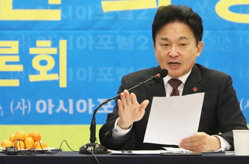 ▲ 27일 오전 원희룡 제주지사가 대구 수성관광호텔에서 열린 아시아포럼21 정책토론회에서 모두 발언하고 있다. 원 지사는 이날 모두발언 후 이어진 질문과 답변에서 문재인 대통령을 