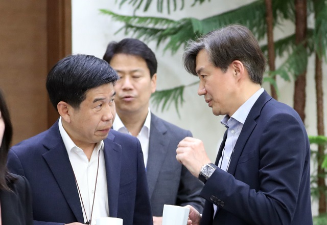 ▲ 2018년 5월 청와대 여민관 소회의실에서 수석 보좌관 회의에 참석한 조국(오른쪽) 당시 민정수석과 백원우 민정비서관이 대화하고 있다. ⓒ뉴시스