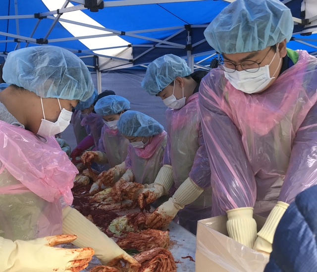 ▲ LH 한국토지주택공사 대구경북지역본부(본부장 김정진)는 28일 소외이웃을 위한 김장나누기 행사를 개최했다.ⓒLH 대구경북본부