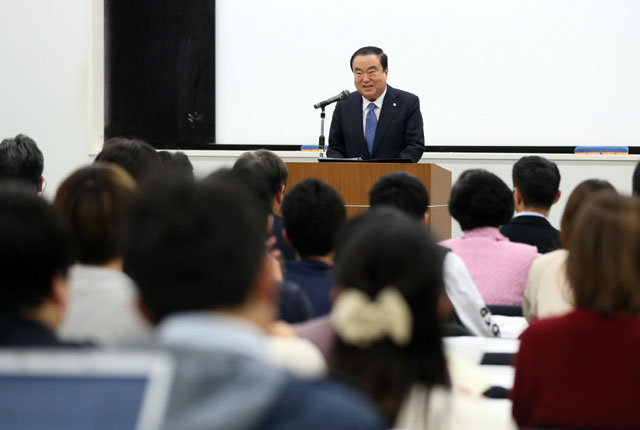 ▲ 지난 11월 5일 일본 와세다대에서 특별강연을 하는 문희상 국회의장. ⓒ뉴시스. 무단전재 및 재배포 금지.