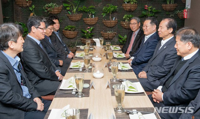 ▲ 최문순 강원지사를 비롯해 금강산 관광 재개를 요구하는 사람들과 비공개 간담회를 가진 김연철 통일부 장관. ⓒ뉴시스. 무단전재 및 재배포 금지.