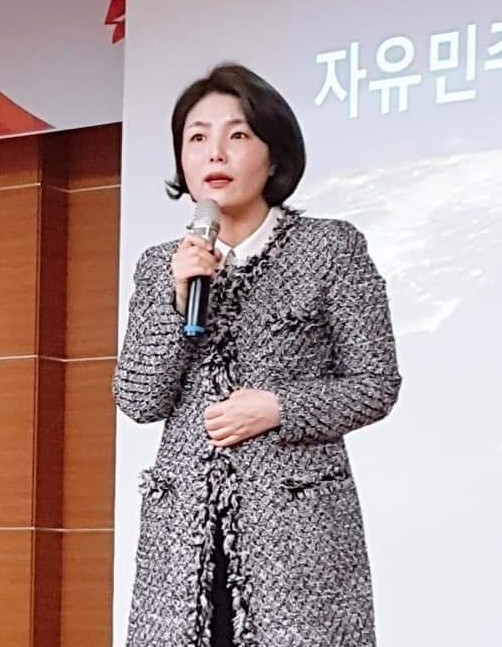 ▲ 지난 27일 자유한국당 중앙당 전희경 국회의원(대변인)이 제천단양 당원협의회 당원교육에서 '자유민주주의와 대한민국의 미래'라는 주제로 강연을 펼치고 있다.ⓒ자유한국당 제천단양 당원협의회