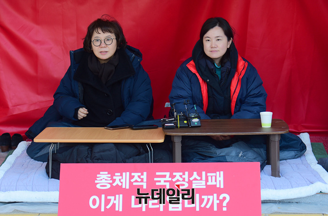 ▲ 정미경·신보라 자유한국당 최고위원이 28일 오전 청와대 앞 황교안 대표 단식농성장에서 동조 단식 기자회견을 갖고 있다. ⓒ이종현 기자