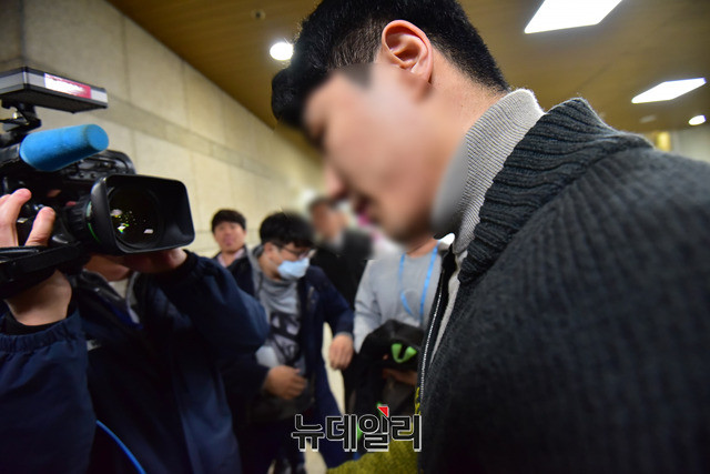 ▲ 클럽 ‘버닝썬’을 운영하며 상습적으로 마약을 투약한 혐의를 받는 이문호(29) 버닝썬 대표가 항소심에서 징역 1년의 실형을 선고받고 법정 구속됐다. 
 사진은 지난 3월 19일 검찰출석하는 이 대표의 모습. ⓒ정상윤 기자