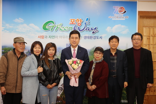 ▲ 오천 부영2차 입주민들이 이강덕 포항시장에게 감사인사를 전했다.ⓒ포항시