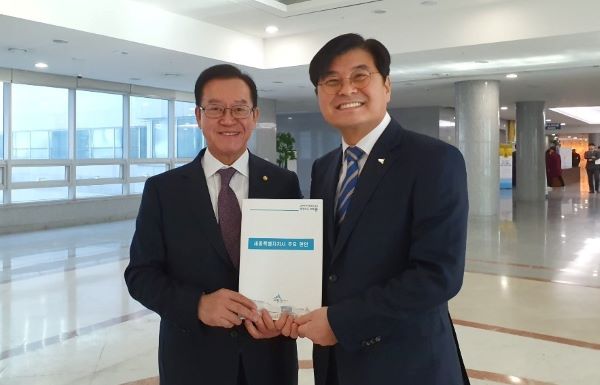 ▲ 이춘희 세종시장이 28일 국회를 방문해 이종배 자유한국당 예결위 간사와 포즈를 취하고 있다.ⓒ세종시