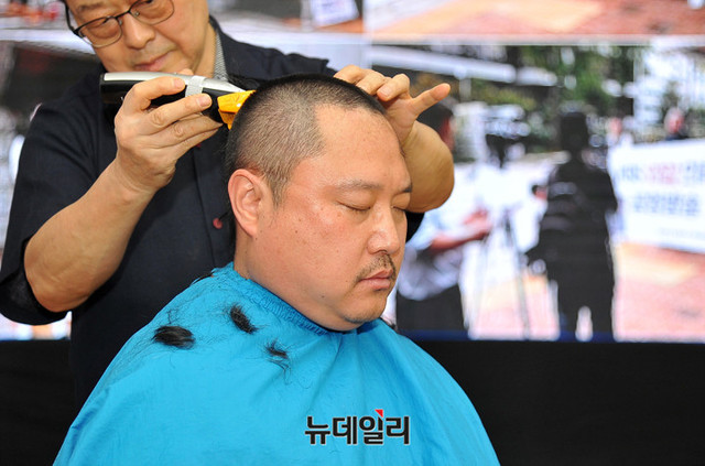 ▲ 27일 오후 여의도 KBS 본관 민주광장에서 열린 'KBS노조 전국조합원 총회'에서 삭발을 하고 있는 허성권 KBS노조부위원장. ⓒ이기륭 기자