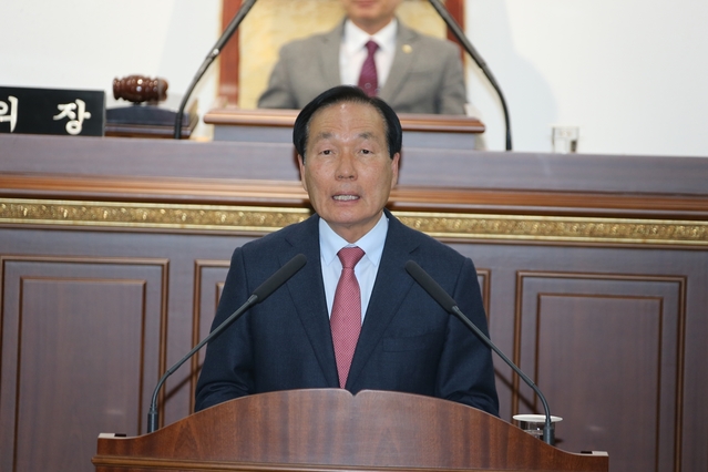 ▲ 김주수 의성군수는 지난 27일 2020년도 예산(안) 제출에 즈음해 의성군의회 시정연설을 하고 있다.ⓒ의성군