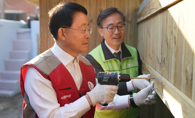 ▲ 하석주 롯데건설 대표이사(왼쪽)와 유성훈 금천구청장이 28일 서울 금천구 독산동 소재 장애인시설 '기쁨이 싹트는 나무'에서 직접 봉사활동을 하고 있다. 
 ⓒ 롯데건설