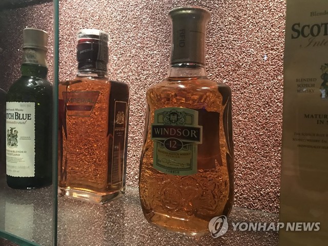 ▲ 국내 위스키 브랜드들의 높은 콧대가 꺾였다. 내년도 시행을 앞둔 ‘리베이트 쌍벌제’가 촉매제 역할을 했다. 업계는 그동안 판매 장려금으로 투자했던 비용들이 절감되자, 그동안 한 번도 하지 않았던 대표 제품의 출고가 인하까지 단행하며 소비자 마음잡기에 나섰다. 여기에 연말 특수를 앞두고 신제품을 대거 출시하며 활로를 모색한다는 방안이다.ⓒ연합뉴스