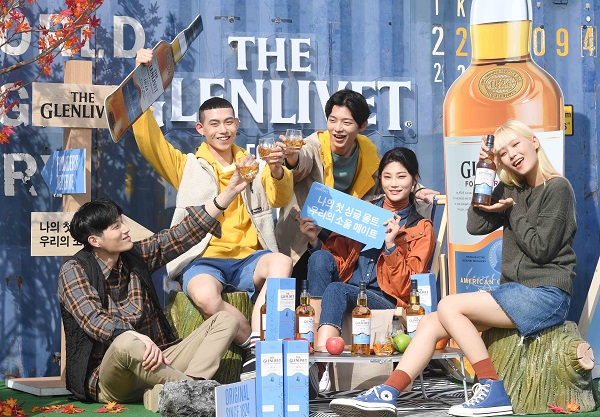 ▲ 위스키 업계는 성수기인 연말을 앞두고 반전의 기회를 모색하고 있다. 자기 중심적 소비 문화가 확산되면서 소비자 입맛에 맞는 신제품으로 돌파구를 마련하겠다는 전략이다.ⓒ페르노리카코리아