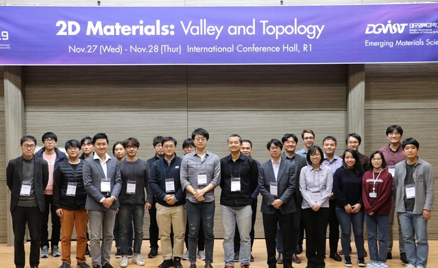 ▲ 27일부터 28일까지 개최된 DGIF 2019 Emerging Materials Science 참석자들이 단체사진을 촬영하고 있다.ⓒDGIST