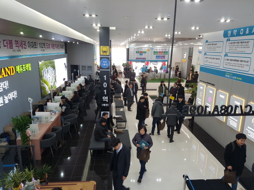 ▲ 29일 찾아간 검단신도시2차 노블랜드 에듀포레힐 견본주택 내부모습. 오전 10시 개관했지만 견본주택 내부는 한산했다. = 박지영 기자