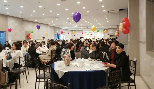 ▲ 김천시는 지난 27일 이강창 부시장을 비롯해 보직교육원 200여명이 참가한 가운데 ‘어린이집 보직교육원 힐링 송년의 밤’을 개최했다.ⓒ김천시