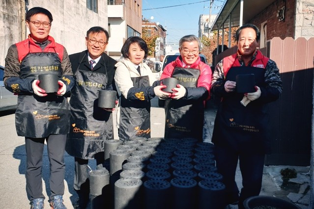 ▲ 자유한국당 청주시 서원구 당원협의회(위원장 최현호)가 29일 오전 충북 청주시 서원구 사직1동에서 사단법인 징검다리와 함께하는 ‘사랑의 연탄 나누기’ 봉사활동을 진행했다.ⓒ한국당 청주시 서원구 당원협의회
