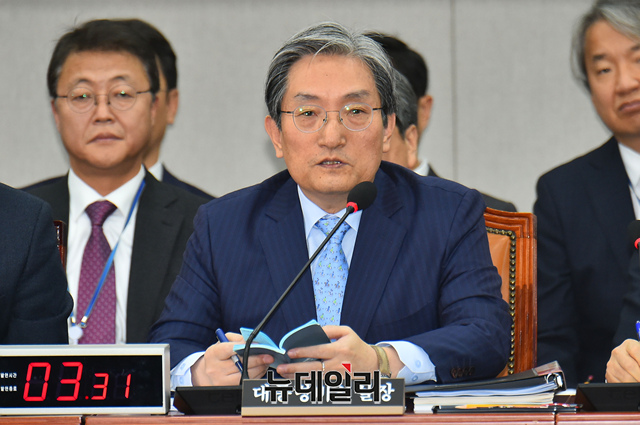 ▲ 노영민 대통령 비서실장이 29일 오전 국회에서 열린 운영위 전체회의에 출석해 의원들 질문에 답하고 있다.
ⓒ이종현 기자
