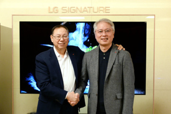 ▲ LG전자 조성진 부회장과 신임 CEO에 오른 권봉석 사장. ⓒLG전자