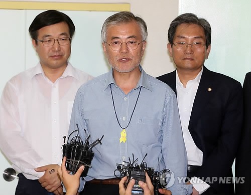 ▲ 문재인 대통령이 지난 2014년 8월 28일, 국회의원 시절 10일간 단식을 마무리하며 기자들에게 소회를 밝히고 있다. ⓒ연합뉴스