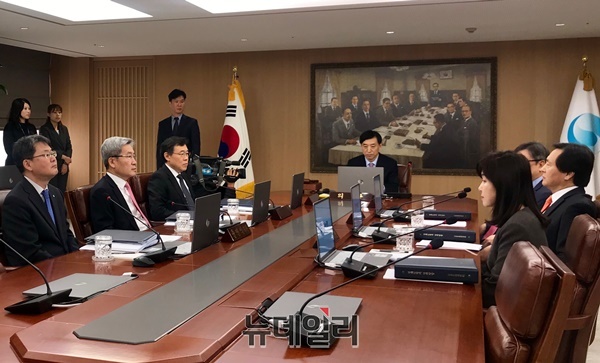 ▲ 이주열 한국은행 총재(가운데)가 29일 한은 본관에서 올해 마지막 금융통화위원회 본회의를 주재하고 있다. ⓒ뉴데일리