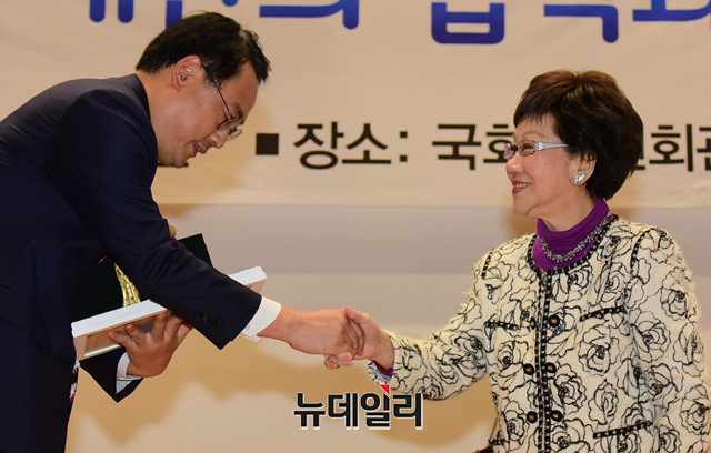 ▲ 강연에 앞서 변희대 미디어워치 대표고문에게 감사패를 전달하는 뤼슈렌 전 대만 부총통. ⓒ이종현 기자.