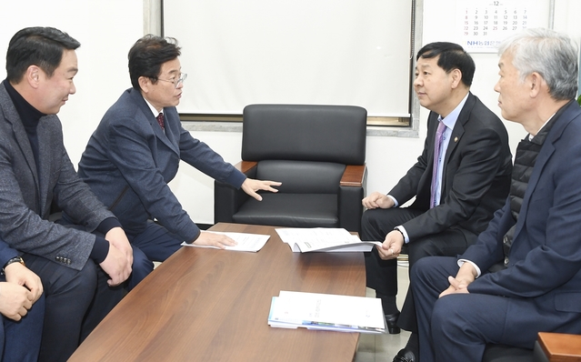 ▲ 이철 경북도지사(왼쪽 두번째)가 29일 국회를 찾아 구윤철 기재부차관(왼쪽 세번째)와 만나 관심과 지원을 요청했다.ⓒ경북도