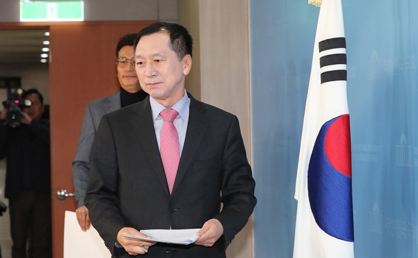 ▲ 자유한국당 소속 김기현 전 울산시장의 모습. 지난해 6·13 지방선거에 권력기관이 개입해 자신을 낙선시켰다는 의혹을 밝히기 위해 국회 정론관에 들어서고 있는 모습. ⓒ연합뉴스