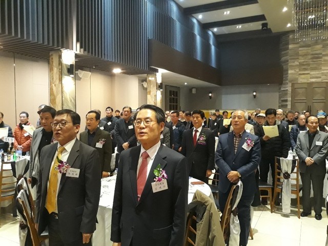 ▲ 김재수 전 농림축산식품부 장관(중간)이 경상중학교 총동창회 정기총회 및 회장 이·취임식에서 총동창회장에 취임했다.ⓒ김 전 장관측