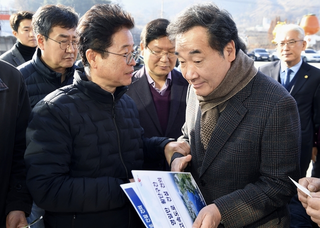 ▲ 이철우 지사(왼쪽)가 30일 경북을 찾은 이낙연 국무총리를 만나 포항 ‘영일만 횡단구간 고속도로’건설을 강력히 건의했다.ⓒ경북도