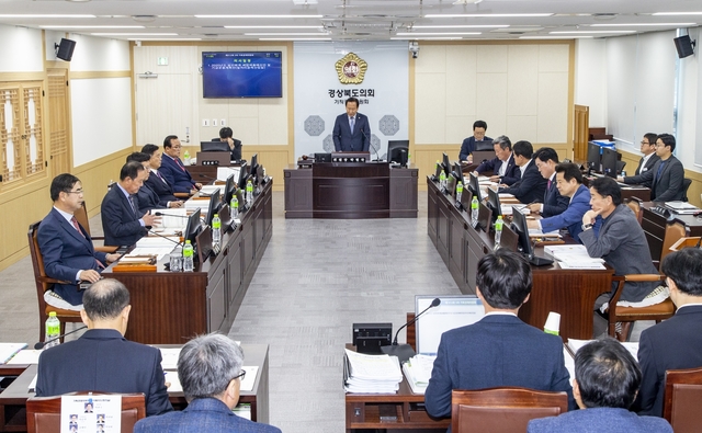 ▲ 경북도의회 기획경제위원회(위원장 박현국)는 집행부를 상대로 2020년 당초 예산안에 대한 심의를 갖고 민생경제분야 집중지원으로 지역경제 활성화를 대책마련을 요청했다.ⓒ경북도의회