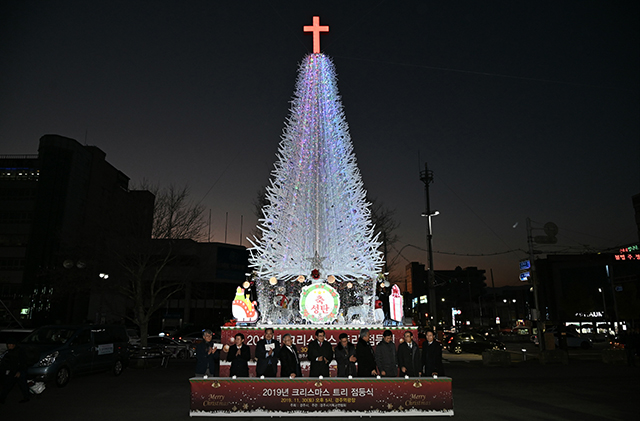 ▲ 경주의 중심지인 경주역 광장에서 30일 희망과 화합의 불빛을 밝히는 ‘2019 크리스마스트리 점등식’이 열렸다.ⓒ 경주시