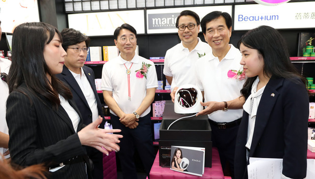 ▲ 경산시는 화장품 수출시장 다변화를 위해 지난 29일에 태국 방콕 시내 중심지인 실롬가에 클루앤코 매장 문을 열었다.ⓒ경산시