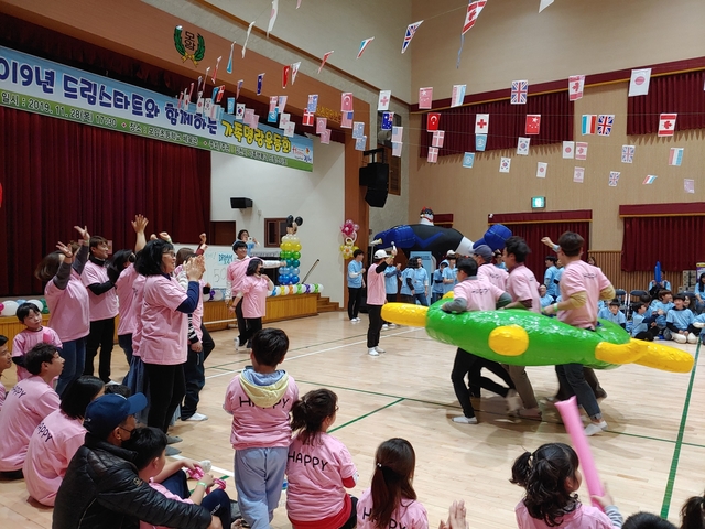 ▲ 김천시(시장 김충섭)는 지난 28일 드림스타트 아동과 가족, 자원봉사자 400명이 참석한 가운데 드림스타트와 함께하는 가족명랑운동회를 개최했다.ⓒ김천시