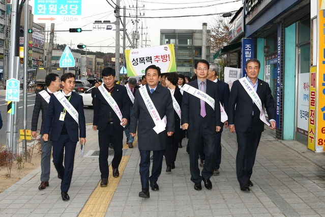▲ 김문오 군수, 최상국 군의장 및 이대곤·김보경·도일용·김은영 의원 등 200여 명이 지난 27일 달성군 청소년 선도·보호 결의대회 및 거리 캠페인 행사를 열었다.ⓒ달성군