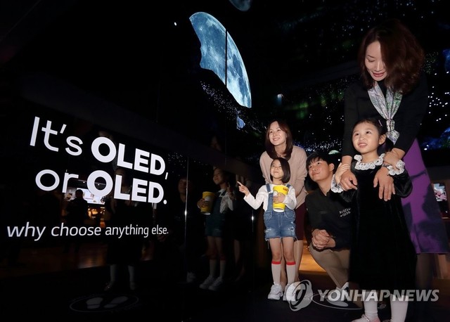 ▲ 대형 TV와 5세대 이동통신(5G) 스마트폰에 들어가는 OLED 시장이 내년 '폭풍 성장'을 예고 하고 있다.  사진은 CGV 용산아이파크몰을 찾은 관람객들이 체험 부스에서 OLED의 화질을 즐기고 있는 모습. ⓒ연합뉴스