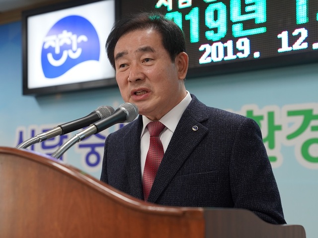 ▲ 송기섭 진천군수가 2일 12월 직원월례조회에서 2020년도 군정운영 철학을 담은  ‘선즉제인(先則制人)’의 사자휘호를 밝히고 있다. ⓒ진천군