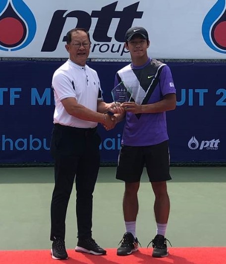 ▲ 이덕희 선수(오른쪽)가 지난 1일 태국 논타부리에서 열린 '태국 서킷 테니스대회' 남자단식에서 우승을 차지하고 대회 관계자와 기념촬영을 하고 있다.ⓒ단양군 제공