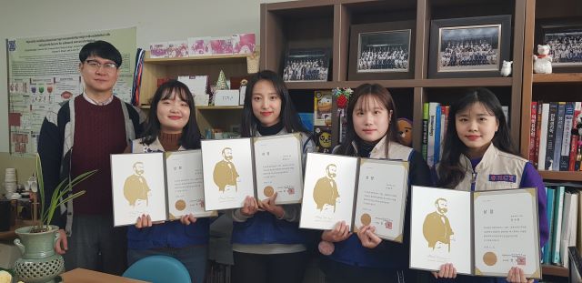 ▲ 왼쪽부터 임상병리학과 김평환 교수, 3학년 권혜미·정혜선·이현지·장세영 씨.ⓒ건양대