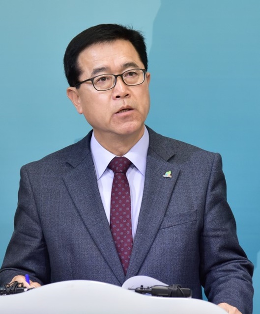 ▲ 2일 박춘 제천시 경제건설국장이 시청 브리핑룸에서 기자회견을 갖고 지역화폐 부정사용과 관련해 기자회견을 하고 있다.ⓒ제천시