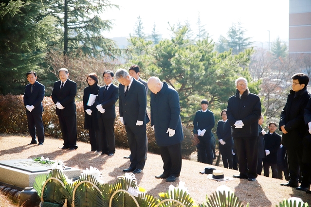 ▲ 고(故) 창파 이태영 초대총장 묘소에서 박윤흔 영광학원 이사장과 김상호 대구대 총장이 묵념을 하고 있다.ⓒ대구대