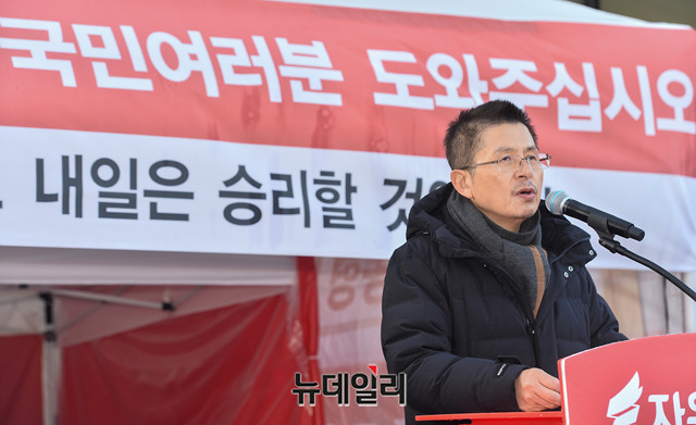 ▲ 황교안 자유한국당 대표가 2일 오전 청와대 사랑채 앞에서 열린 최고위원회의에서 모두발언을 하고 있다. ⓒ박성원 기자