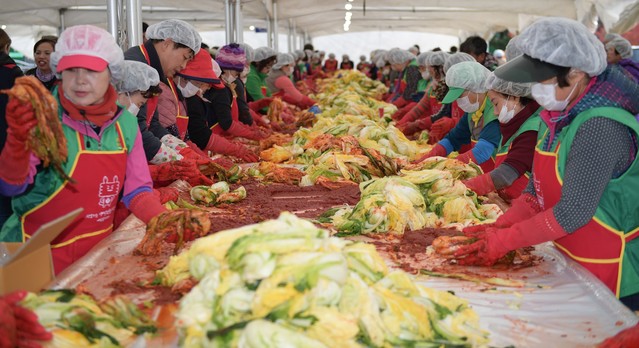 ▲ 영덕군은 지난 27일 영덕군민운동장 주차장에서 '모이면 사랑, 따뜻한 나눔' 2019 영덕군 김장하는 날 행사를 개최했다.ⓒ영덕군