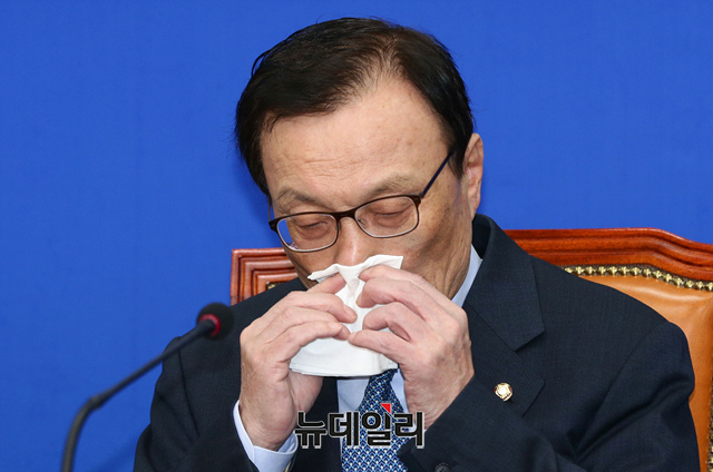 ▲ 이해찬 더불어민주당 대표가 2일 오전 국회에서 열린 최고위원회의에 참석해 얼굴을 만지고 있다.
ⓒ이종현 기자