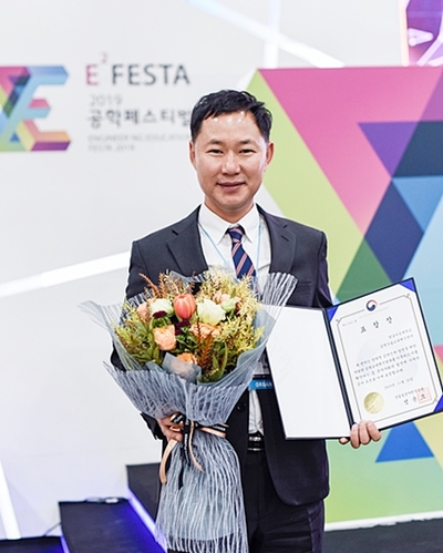 ▲ 영남이공대가 제8회 공학페스티벌에서 전문대학 최초로 우수공학 교육혁신센터로 선정돼 산업통상자원부 장관상을 수상했다.(이종락 센터장이 수상 후 기념촬영을 하고 있다.)ⓒ영남이공대